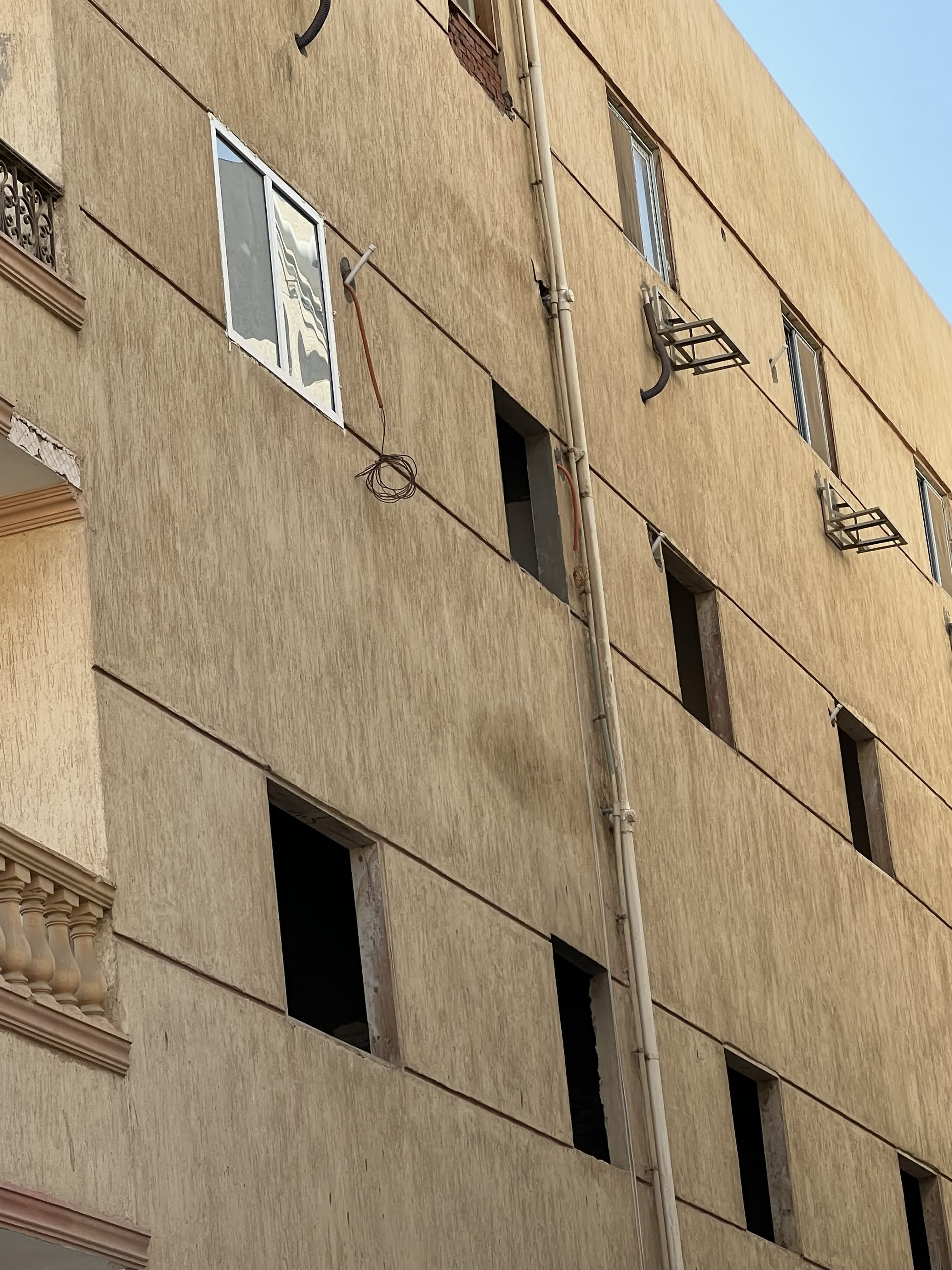 واجهة مبني يظهر بها شباك جرار خارجي على الشارع