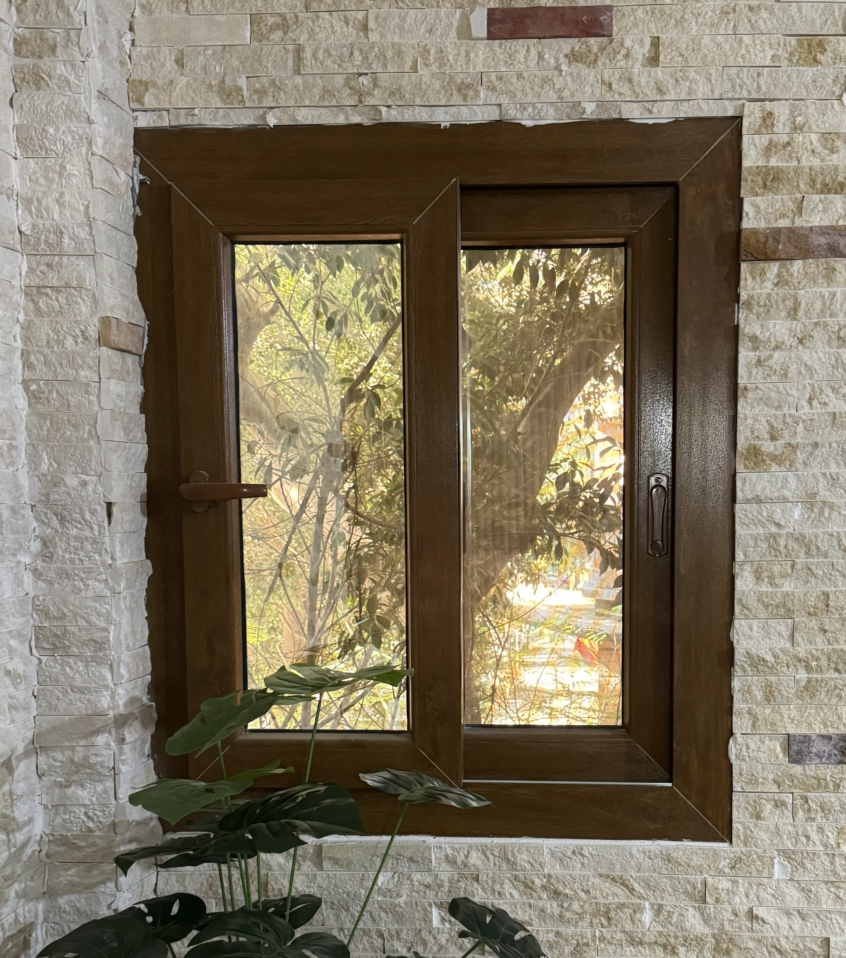 شباك يو بي في سي جرار لون خشبي غامق