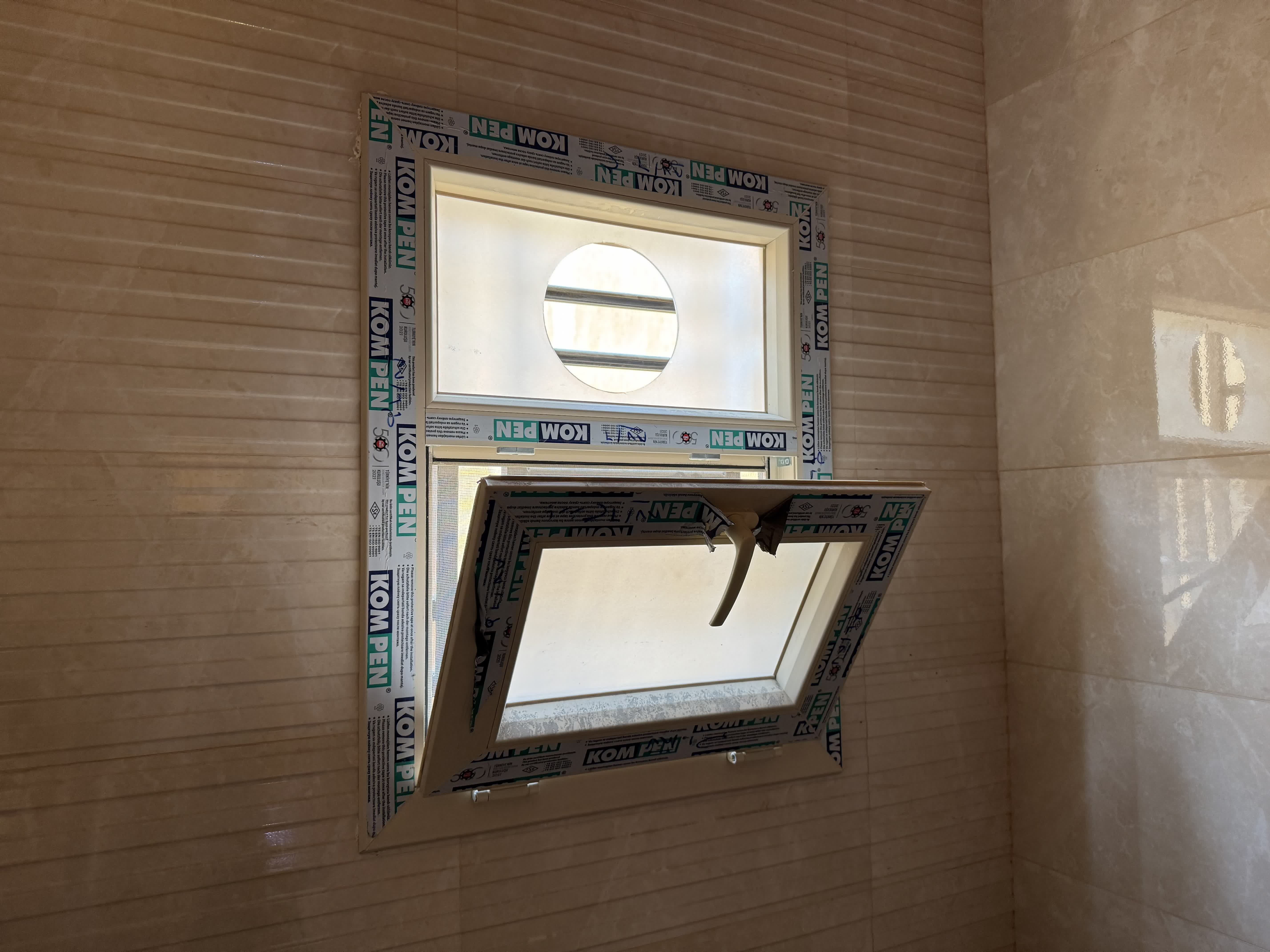 شباك قلاب قطاع كومبن يو بي في سي